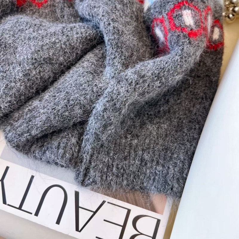Женский серый рваный свитер с  – обзор и цена Winter Clothing Aesthetic